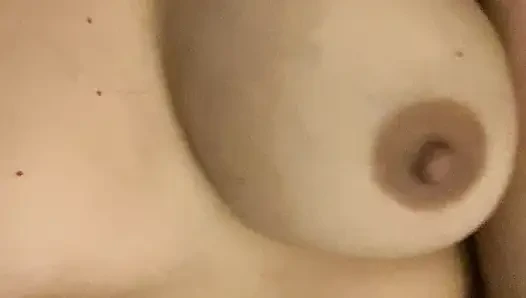 Seni de boşalman için azdırırken büyük amına dokunmayı seviyor.