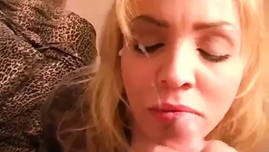 sadaka verir bir ücretsiz oral seks