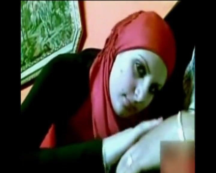 Kırmızı tesettürlü Arap kız yarak emiyor