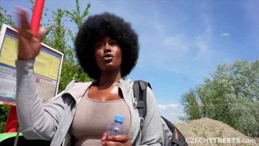 Çek sokakları 152: sevimli büyük memeli zenci kızla şenlik