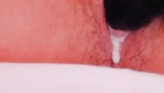 Asyalı genç kız tek başına vibratörle amını oynamayı seviyor