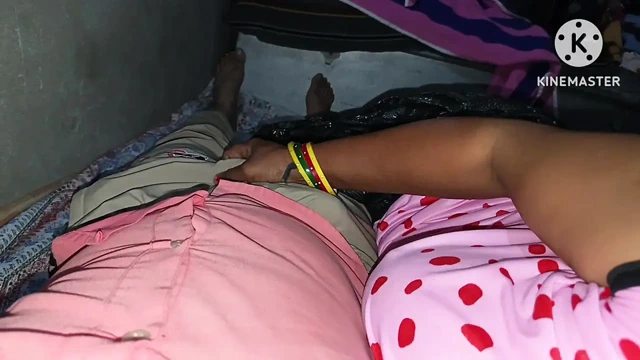 Hintli güzel evli kadın kızgın kocasını masajla sakinleştiriyor