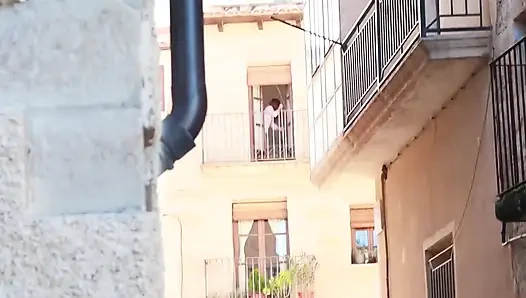 Bir komşu beni gözetliyor
