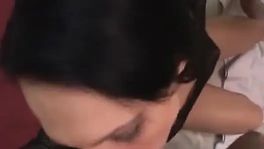 Baştan çıkarıcı esmer hatun yarak emiyor ve parmaklıyor ıslak amcık