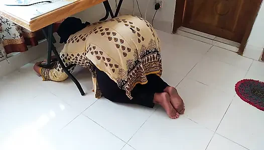 Suudi Arabistan'da güzel bir hizmetçiyi sikiyor