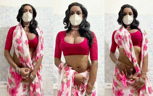 Pembe sari elbiseli travesti mastürbasyon yapıyor
