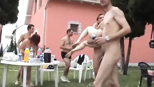 Açık havada ateşli amatör seks partisi
