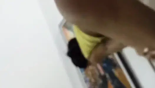 New York'lu ateşli 18 yaşındaki üvey kız kardeşim televizyon izlerken yatağıma giriyor