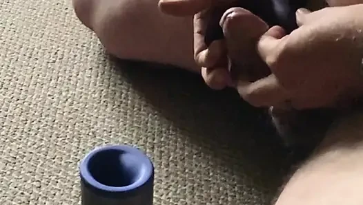 Yaşlı oyuncak kayganlaştırıcı olarak boşalıyor