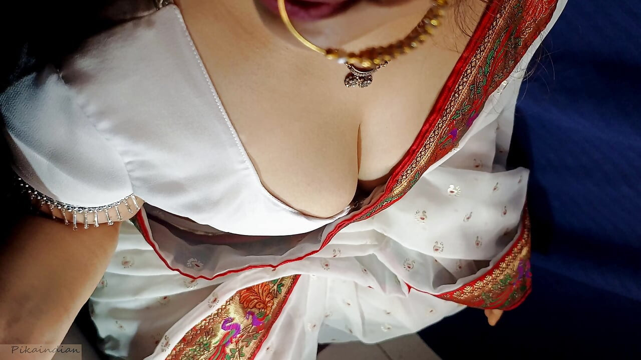 Ateşli seksi desi ev hanımı sari büyük doğal göğüslerini baştan çıkarıyor, sikişiyor ve oral seks seksi ateşli desi