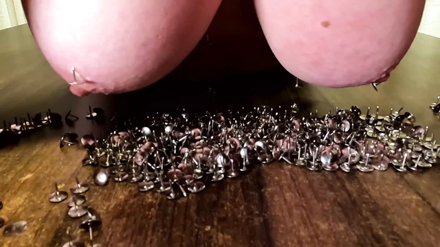 Göğüslerini parmaklıklara sokuyor
