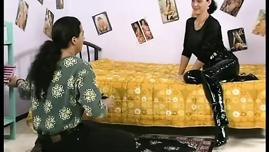 Son derece azgın ve doğal olarak büyük sarkık göğüsler, büyük meme uçları