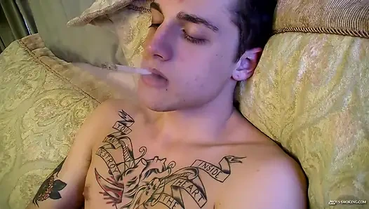 Chris Porter tek başına sigara içiyor ve