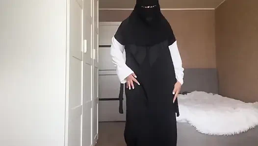 İri göğüslü Suriyeli orta yaşlı seksi kadın siyah iç çamaşırlı amına mastürbasyon yapıyor