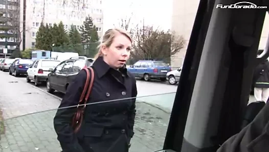 Alica wird vom fremden im Auto gebumst - Bumsbus