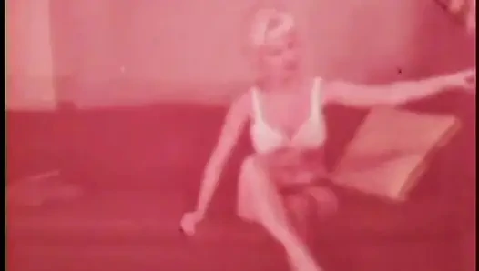 Ateşli klasik orta yaşlı seksi kadınlar şehvetli soyunuyor