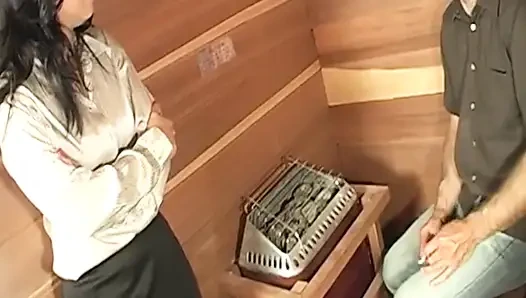 Otoriter orta yaşlı seksi kadın vahşi ofiste sikişiyor