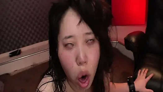 Ayaka hirosaki kontrol ve his tüm varlıklarını bastırdıkça sınırların ötesine geçti