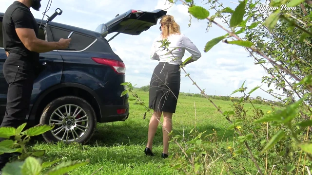 Orta yaşlı seksi kadın güzel Julia North anal döllenmeyi tercih ediyor | Kamera arkası