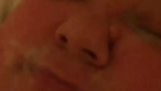 Şişman yüzün kısa videosu, evet, gruplarla kaplı ağız