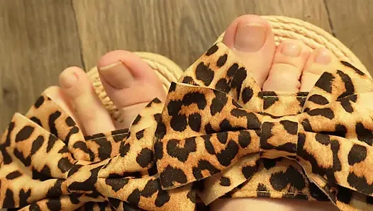 Yavaş yürüyen yeni sandaletli ayaklar ve ayak yakın çekimleri
