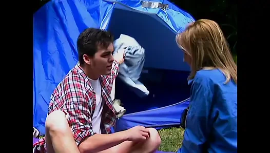 Blair Segal: Kamp alanında güzel genç sarışın bir kişi sertçe kalçtan sevişti