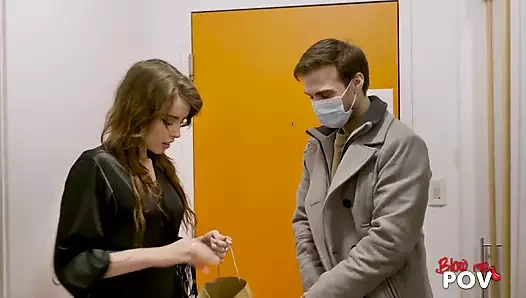 Bana sakso çek bakış açısı - dövmeli bir hatun kuryeyi emiyor