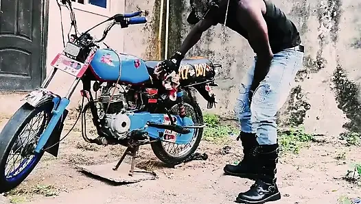 Bisiklette ayakta seks - minyon motorcu gangster umumi garajda erkeğini sikiyor