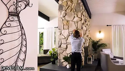 Bir evi ziyaret ederken tavşan Colby'nin tüylü amını sikiyor