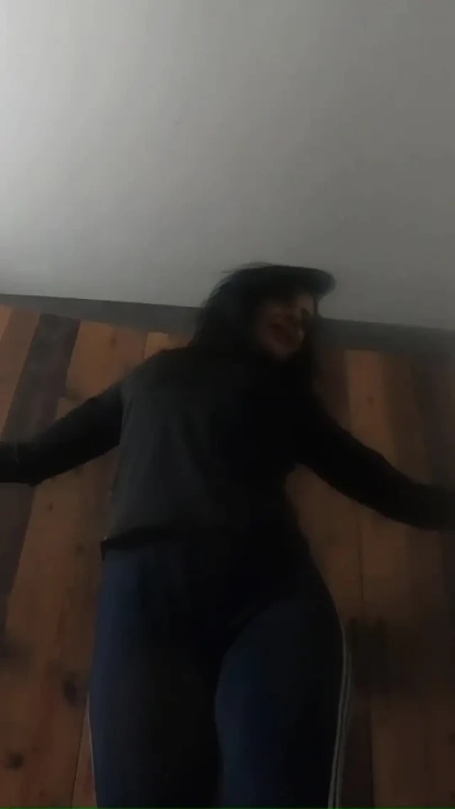 Egzersiz kıyafetleri çiş fetişi ile deniyor