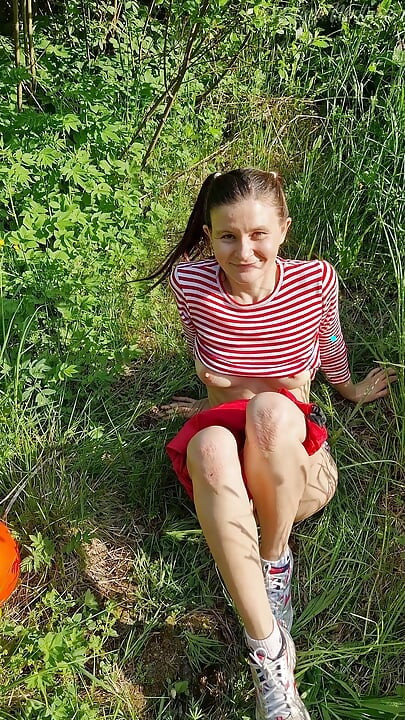 Sıcak bir yaz gününde ıslak kızı küçük salyalı ağzından sikiyor