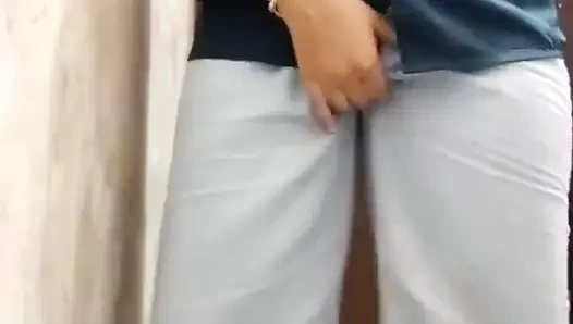 Ateşli üvey kız kardeş pansiyon banyosunda mastürbasyon yapıyor