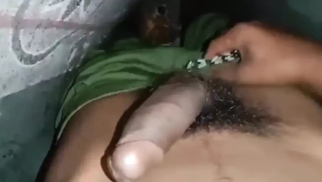 Genç oğlan evde mastürbasyon yapıyor