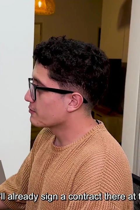 Latina patronu ofiste genç nerd çalışanıyla sikiyor, mükemmel bir vajinası var!