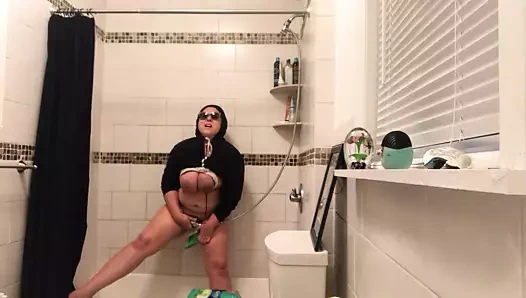 duş başlığı ve küçük süpürge ile mastürbasyon