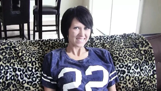 Büyük göğüsleri olan sevimli küçük bir şey