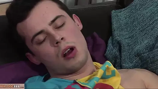 BullDogXXX.com - İtalyan gay twink solo