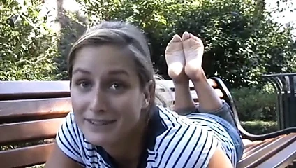 Büyük tabanlar ve kalın ayak parmakları