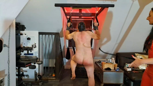 Kırbaç kölenin vücuduna çarpıyor