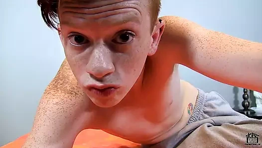 Elijah ile yatak odasında mastürbasyon yapıyor