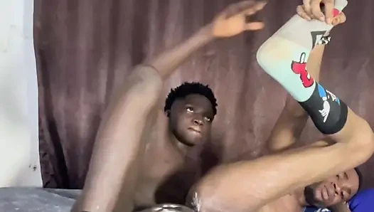 Siyah bir haydut ve latin bir adam arasında ırklararası eşcinsel seks