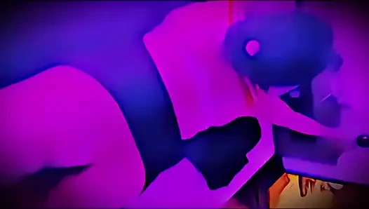 Denizci Sumomo Sun'a afrodizyak sperm enjekte ediyor.