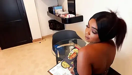 Garson restoranda üvey kız kardeşini sikiyor