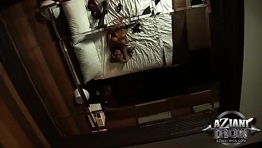 Sarışın genç erkek avcısı Abby Marie file çorap giyerken yatakta amını parmaklıyor