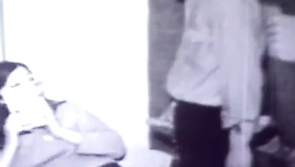 Genç kız iki erkekle sallanıyor (1960'larda vintage)