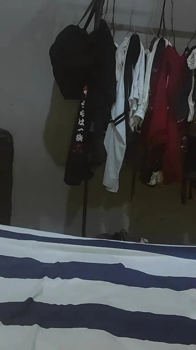 Завораживающий момент от "на моей, пока я входю в ее комнату, чтобы увидеть ее раздевается, мне нравится, как эта большая задница и грудь выглядят на нее"