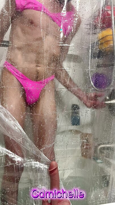 Cdmichelle'in pembe bikini giyerek çektiğim en iyi video duş alıyor ve sonra banyo emiyor ve dildo sikiyor