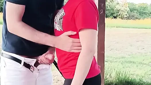 Parkta Bacaklarını Masaya Kaldırdı
