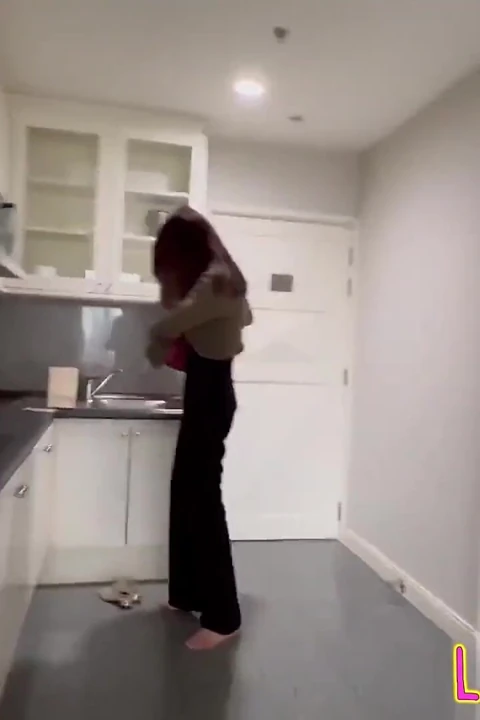 Ladyboystar - zarif uzun boylu kızıl saçlı ladyboy soyunuyor ve yarağımı emiyor