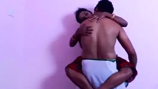 Dik ev hanımı hileler üzerinde kocalar ve sikikleri